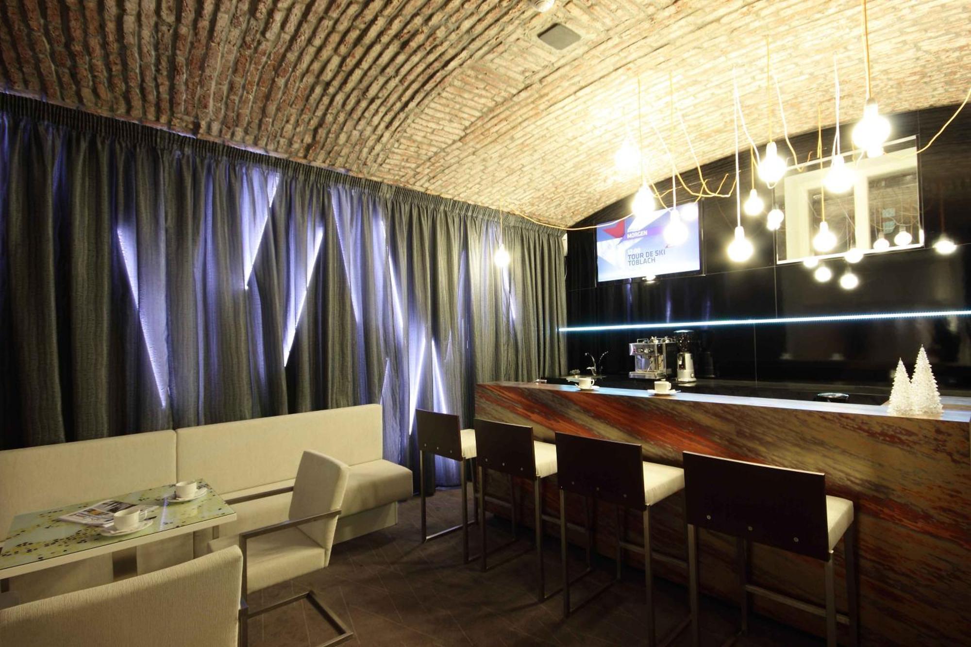 Pure White Hotel Prague Restoran gambar